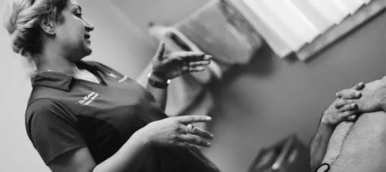 Chiropractor Ottawa 7 Dr-Maryam Performing Adjustment in Ottawa